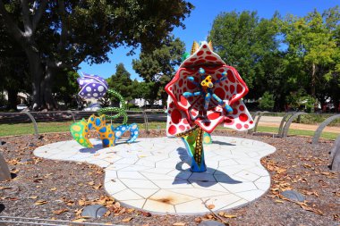 Beverly Hills, California - 20 Mayıs 2019: Yayoi Kusama 'dan laleler Santa Monica Bulvarı' ndaki Beverly Gardens Parkı 'nda