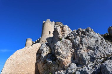 Rocca Calascio Kalesi dağın tepesindeki bir kaledir.