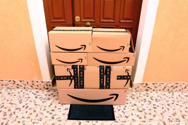 Amazon paketleri, kutular kapıya teslim edilecek.