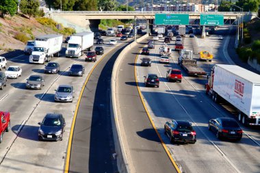 Los Angeles, California - 5. Otoyol 'da trafik N Broadway' den I-5 Otoyolu manzarası