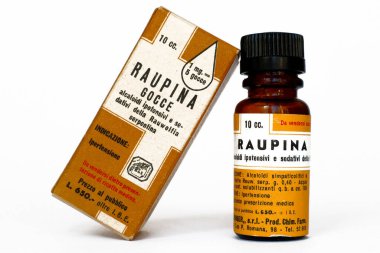 Roma, İtalya 22 Şubat 2022: 1950 'lerin klasik RAUPINA hapları Rauwolfia Serpentina Alkaloids ile hipertansiyon tedavisi için. BOEHRINGER SRI. - Milan (İtalya)