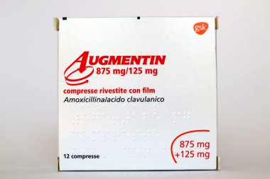 Roma, İtalya 16 Ağustos 2022: AUGMENTIN tıbbı amoksisilin ve clavulanik asit ile. Bakterilerin sebep olduğu enfeksiyonları tedavi etmek için kullanılan ilaç. Augmentin, GSK GlaxoSmithKline markasıdır.