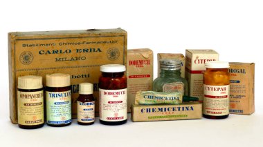 Milan, İtalya 3 Mart 2022: Eski Vintage 1920-1960 'ların CARLO ERBA İlaçları. Carlo Erba, Milan (İtalya)
