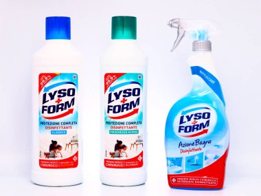 Pescara, İtalya 25 Nisan 2020: LYSOFORM Household Dezenfektanları. LYSOForm Unilever 'in bir markasıdır.