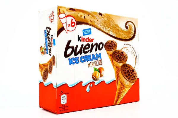 Pescara, İtalya 7 Mayıs 2020 Kinder Bueno Dondurması. Kinder, Ferrero 'nun bir gıda ürünüdür. Kinder Dondurması, Ferrero ve Unilever arasındaki bir işbirliğidir.