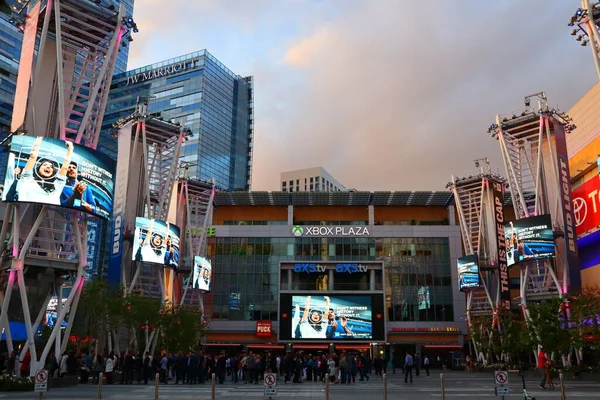 Los Angeles, Kaliforniya - 21 Mayıs 2019: XBOX PLAZA, Microsoft Theater Los Angeles şehir merkezindeki Staples Center 'ın önünde