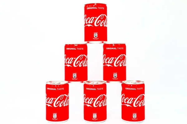 意大利佩斯卡拉 2020年1月1日 Coca Cola Original Taste Cans 可口可乐和等高线瓶的设计是可口可乐公司的商标 — 图库照片