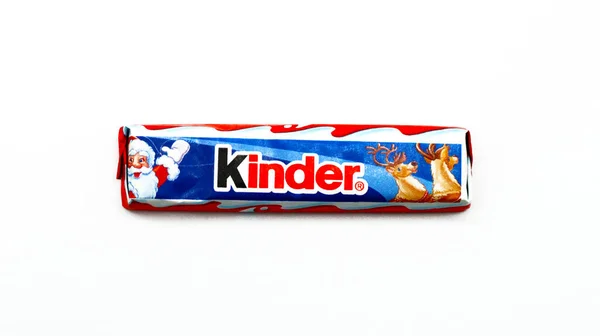 2019年11月26日 意大利佩斯卡拉 圣诞主题中的Kinder Chocolate Bar Kinder是费雷罗在意大利生产的一种食品品牌 — 图库照片