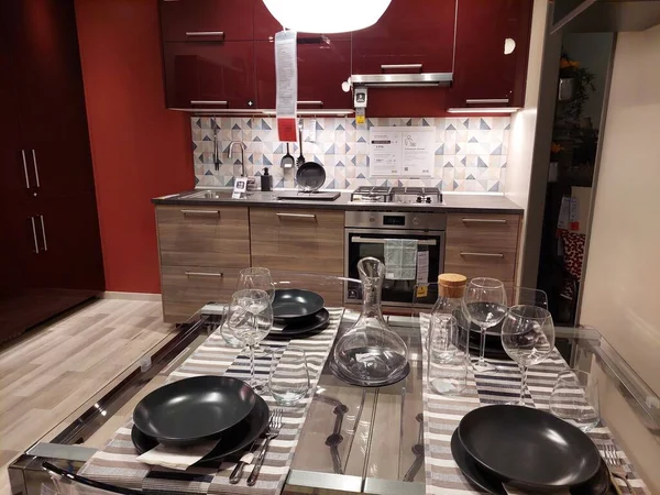 San Giovanni Teatino, İtalya 26 Nisan 2022: İtalya 'daki IKEA mağazasının iç görünümü. Ikea dünyanın en büyük mobilya perakendecisi ve mobilya montajı için hazır satıyor. İnsan Yok