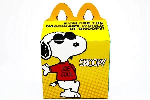 2019 Mcdonalds Happy Meal Cardboard Box Snoopy Peanuts Characters 맥도날드는 — 스톡 사진