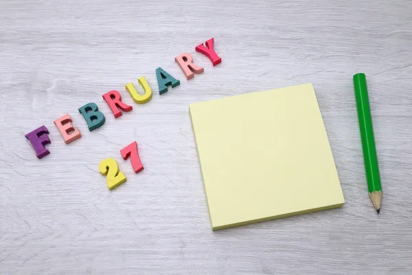 2月27日 每日色彩斑斓的日历 上面有木桌背景图和铅笔 空白的文字或设计空间 — 图库照片