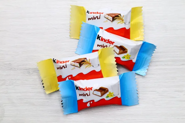 Pescara, İtalya 18 Temmuz 2019: Kinder Chocolate mini barları. Kinder, Ferrero tarafından İtalya 'da üretilen bir üründür.