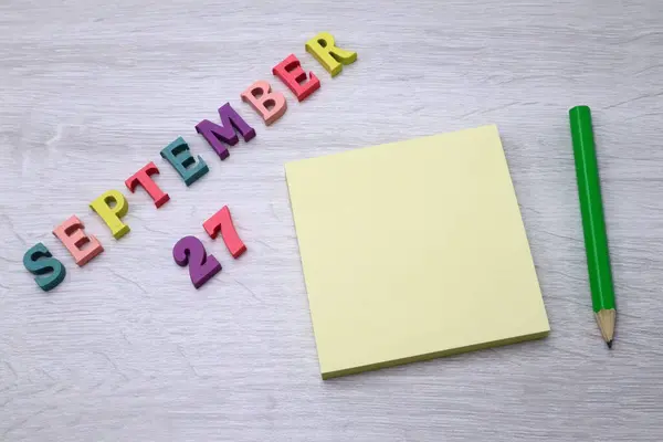 Eylül Tahta Masa Zemininde Blok Notlar Kalem Içeren Günlük Renkli — Stok fotoğraf