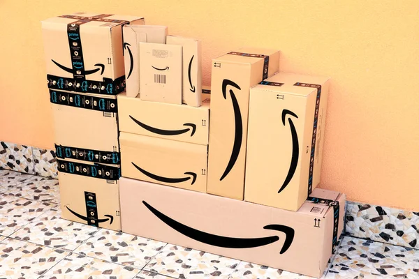 Amazonské Balíčky Doručování Krabic Dveřím — Stock fotografie
