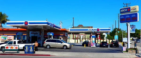 Los Angeles California Octubre 2019 Arco Gas Station Broadway Los —  Fotos de Stock