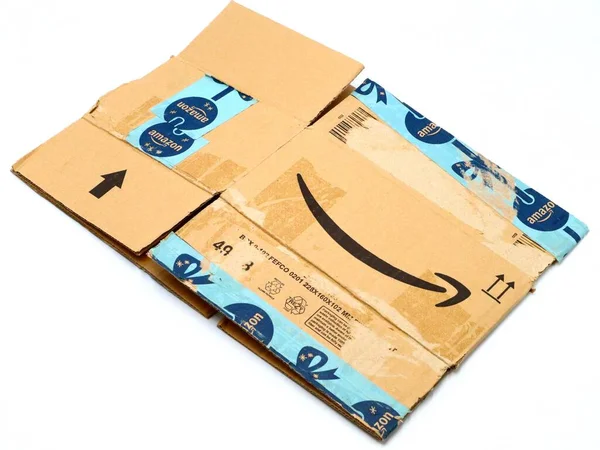 2019年8月10日 意大利佩斯卡拉 使用Amazon航运包裹纸板箱 亚马逊是一家美国电子商务跨国技术公司 — 图库照片