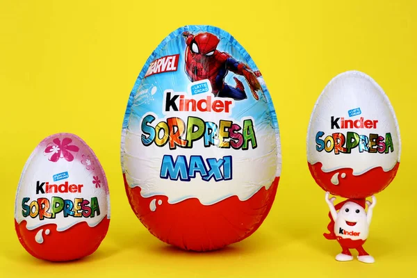 Alba Italie Mars 2021 Kinder Surprise Marvel Avengers Chocolate Egg — Photo