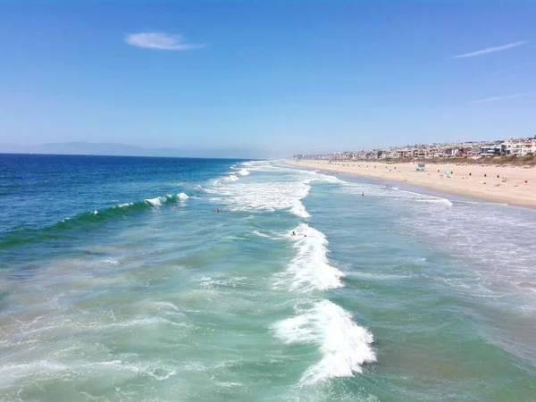 波と青空の美しいビーチ — ストック写真