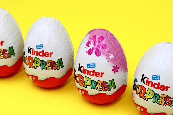 Pescara Itália Fevereiro 2019 Kinder Surprise Chocolate Eggs Kinder Surprise — Fotografia de Stock