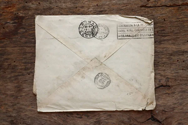 Рим Италия Марта 2022 Старый Конверт Письмо Оригинальном Деревянном Фоне — стоковое фото