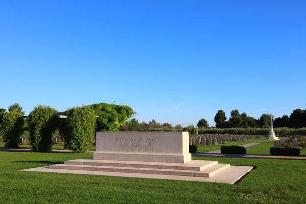 Moro Nehri Kanada Savaş Mezarlığı, San Donato-Moro, İtalya