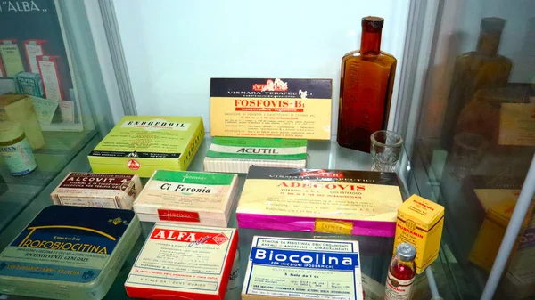 Eczane, sergilenen eski ilaçlar. 