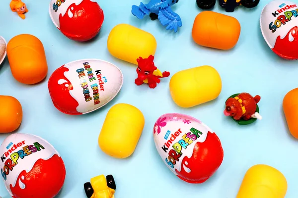 イタリアのアルバ2021年3月11日 優しい驚きのチョコレート卵 Kinder SurpriseはFerreroによってイタリアで作られた製品のブランドです — ストック写真