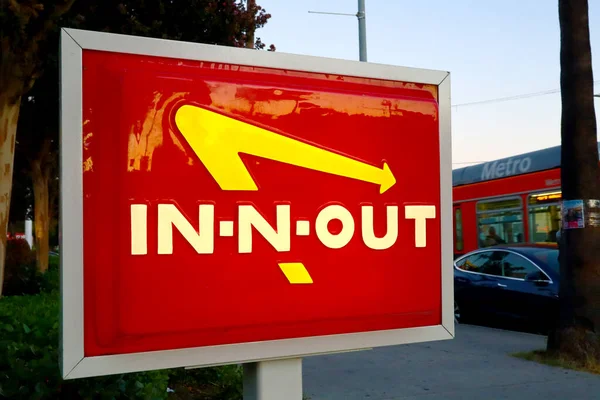 Hollywood, California - 6 Ekim 2019 Hollywood Sunset Bulvarı 'nda In-N-Out BURGER. Öncelikli olarak Güneybatı ve Pasifik Sahili 'nde konumları olan Amerikan Fast Food Restoranlar zinciri.