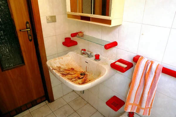Interior Del Cuarto Baño Con Lavabo Blanco Sangre —  Fotos de Stock
