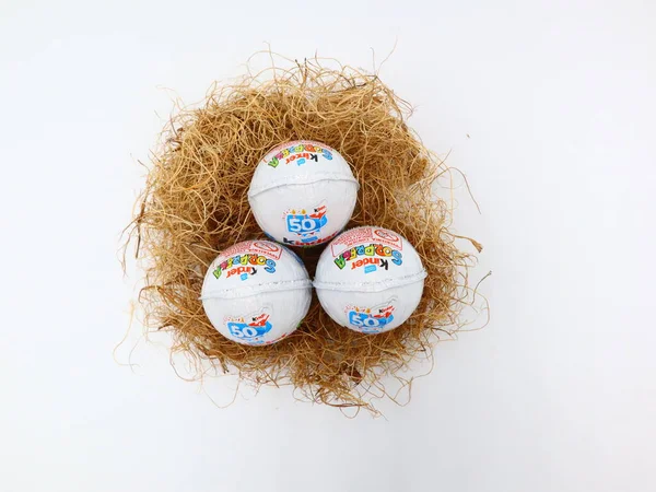 Pescara, İtalya 27 Şubat 2019: Kinder Sürpriz Çikolatalı Yumurtalar. Kinder Surprise, Ferrero tarafından İtalya 'da üretilen bir üründür.
