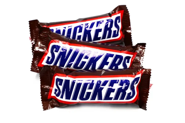 Roma, İtalya 9 Kasım 2021: Snickers çikolataları beyaz arka planda izole edildi. Samanyolu, Mars Anonim Şirketi 'nin bir markasıdır.