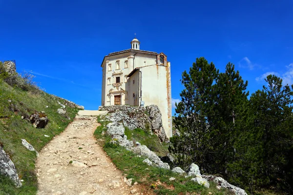 Santa Maria Della Piet Lähellä Rocca Calascion Linnaa Abruzzossa Italiassa — kuvapankkivalokuva