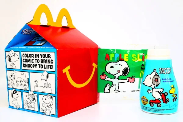 Los Angeles, Kaliforniya 2 Aralık 2019 McDonald 's Happy Meal karton kutusunda SNOOPY a Peanuts Characters. McDonald 's bir fast food restoran zinciri.