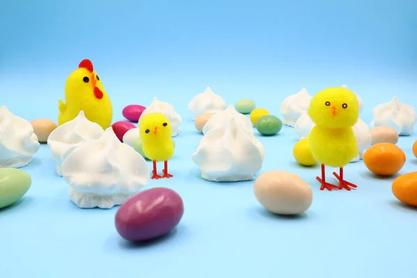 Цветная Пасхальная Композиция Цыплятами — стоковое фото