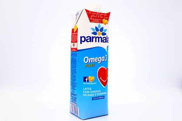 ペスカーラ イタリア2019年12月19日 Parmalatオメガ3低温殺菌低脂肪ミルク — ストック写真