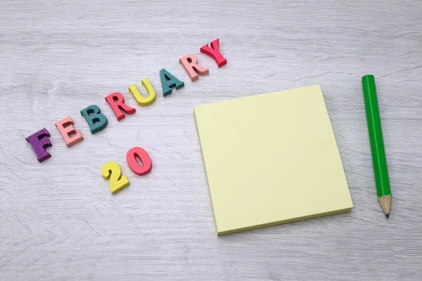2月20日 每日色彩斑斓的日历 上面有木桌背景图和铅笔 空白的文字或设计空间 — 图库照片