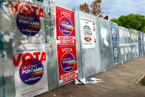 Pescara Italien September 2022 Italienska Valväggaffischer Politiska Partier För Allmänna — Stockfoto