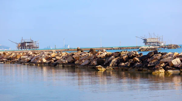 Trabocchiの海岸 マリーナ ヴィートChietinoのTrabocco トラボッコ Trabocco はアドリア海 アブルッツォ海岸 イタリアの典型的な木造船所です — ストック写真