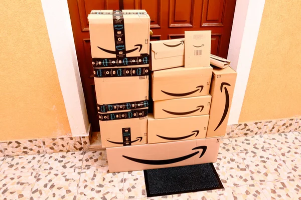Πακέτα Amazon Κουτιά Παράδοση Στην Πόρτα — Φωτογραφία Αρχείου