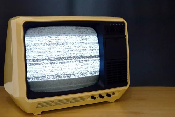 静的ノイズグリッチ効果画面とレトロな古いテレビ — ストック写真
