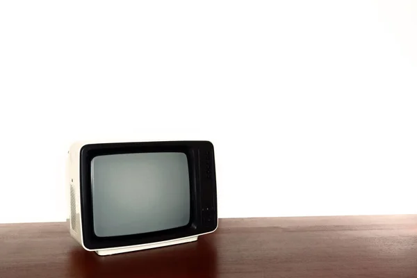 Ahşap Masada Eski Bir Televizyon Var — Stok fotoğraf