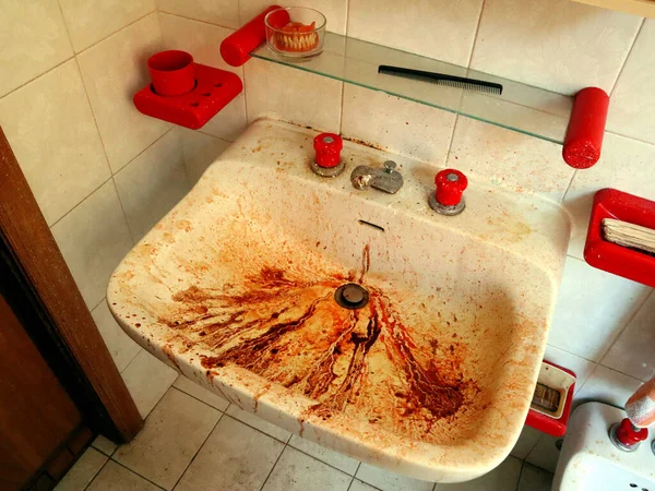 Interiér Koupelny Bílým Umyvadlem Krvi — Stock fotografie