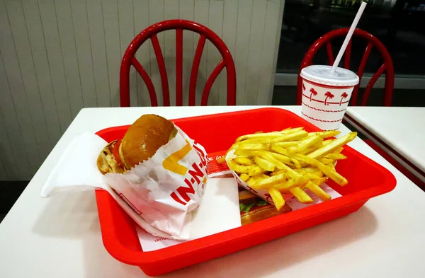 Los Angeles, California - 10 Ekim 2019: In-N-Out Burger Hamburger ve patates kızartması fast-food restoranının içindeki masada bir tepside.