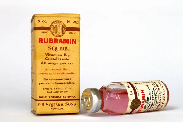Rome Italië Februari 2022 Vintage 1953 Rubramin Vitamine B12 Injectieflacon — Stockfoto