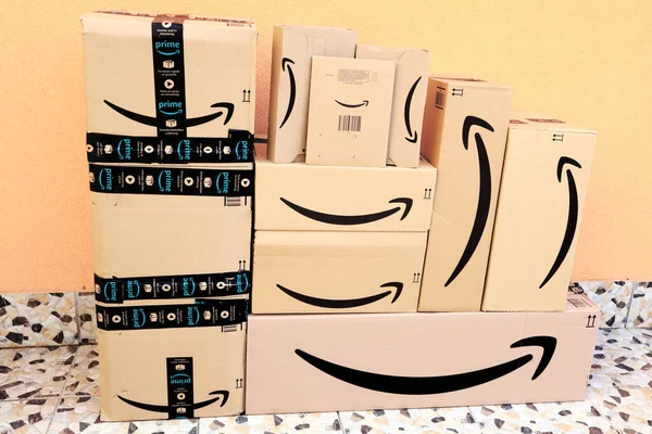 Amazon Csomagok Dobozok Szállítása Ajtóhoz — Stock Fotó