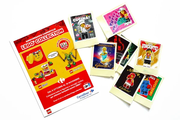 ローマ イタリア 2022年10月29日 Lego Collection Carrefour Anniversary Legoファンステッカーアルバム Legoストレージ Carrefourスーパーマーケットチェーンが推進するLegoポリ袋のコレクション — ストック写真
