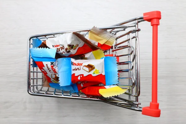 ペスカーラ イタリア2019年7月20日 ワイヤーショッピングカート内の優しいミニチョコレートバー KinderはFerreroによってイタリアで作られた製品のブランドです — ストック写真