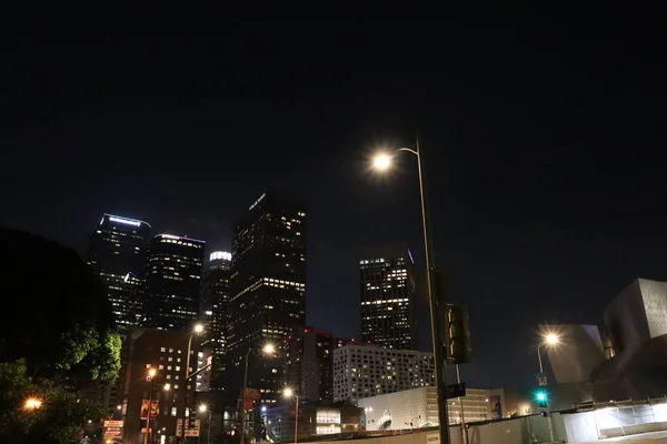 カリフォルニア州ロサンゼルス 2019年5月14日 ウォルト ディズニー コンサートホールから夜のロサンゼルスのダウンタウンの景色 — ストック写真