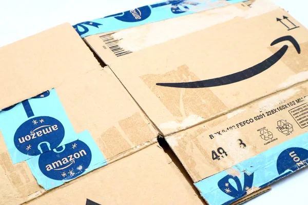 ペスカーラ イタリア2019年8月10日 使用アマゾン無料パッケージ小包カードボックス Amazonは 電子商取引のアメリカの多国籍テクノロジー企業です — ストック写真