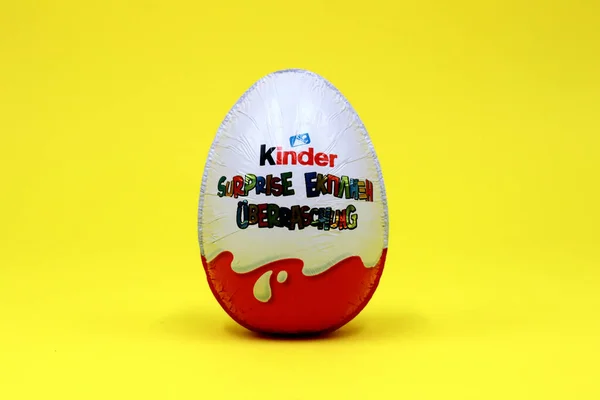 Alba Ιταλία Μαρτίου 2021 Kinder Έκπληξη Αυγά Σοκολάτας Kinder Έκπληξη — Φωτογραφία Αρχείου